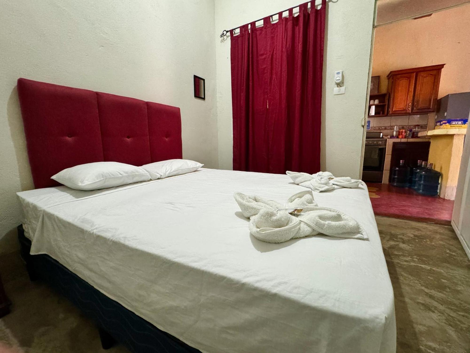Hostal Los Girasoles By Hostal Inn フローレス エクステリア 写真