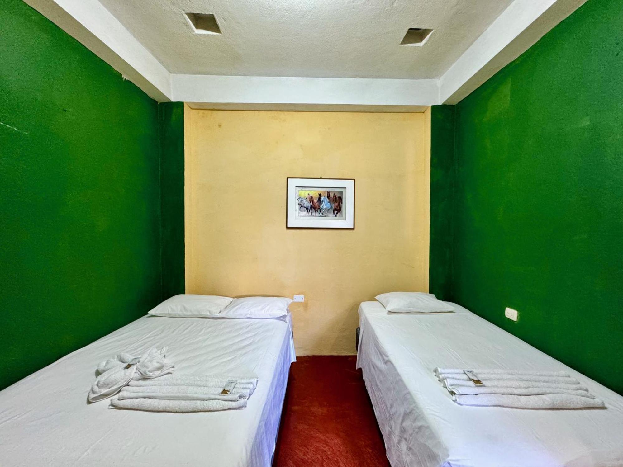 Hostal Los Girasoles By Hostal Inn フローレス エクステリア 写真