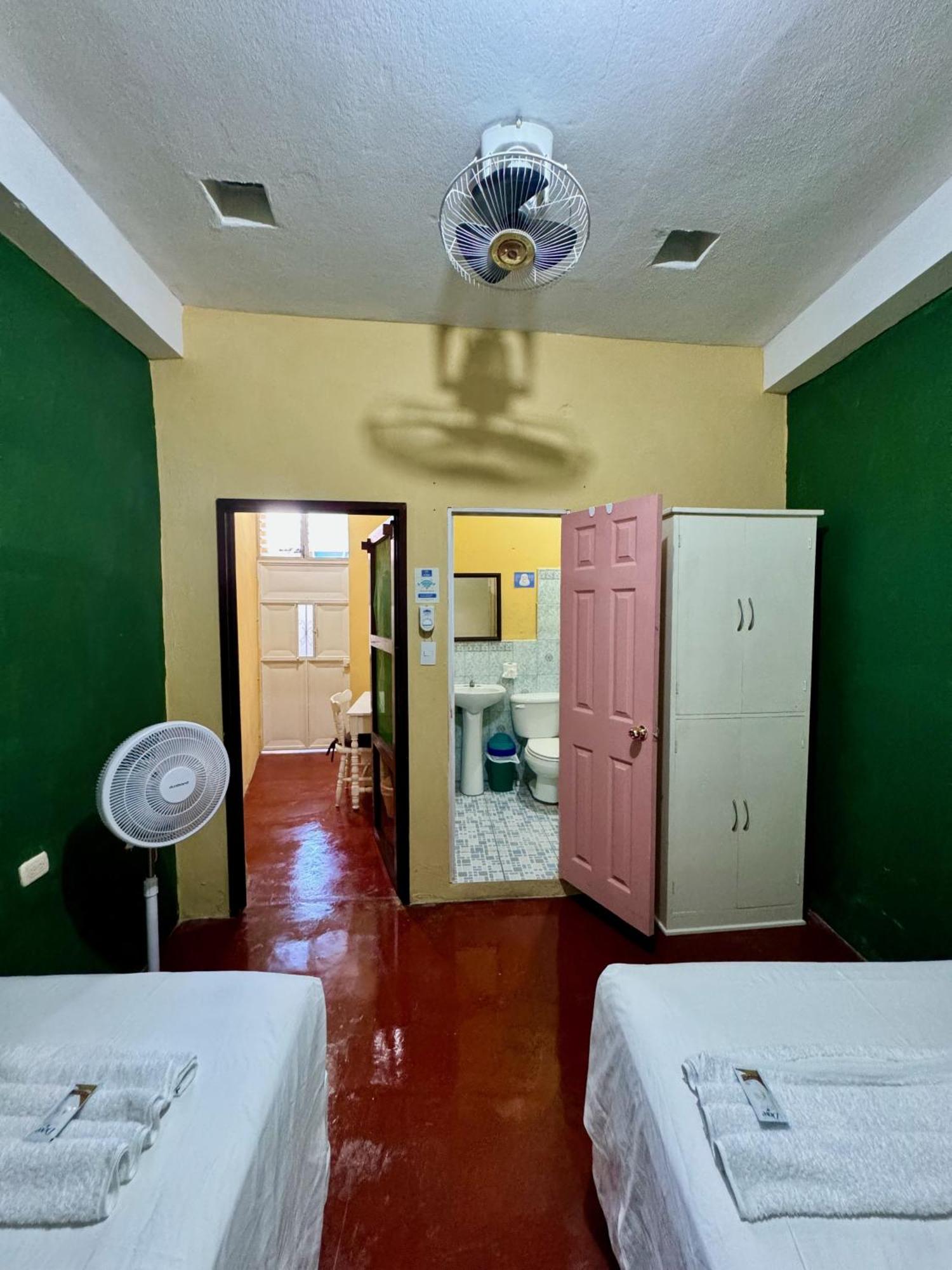 Hostal Los Girasoles By Hostal Inn フローレス エクステリア 写真