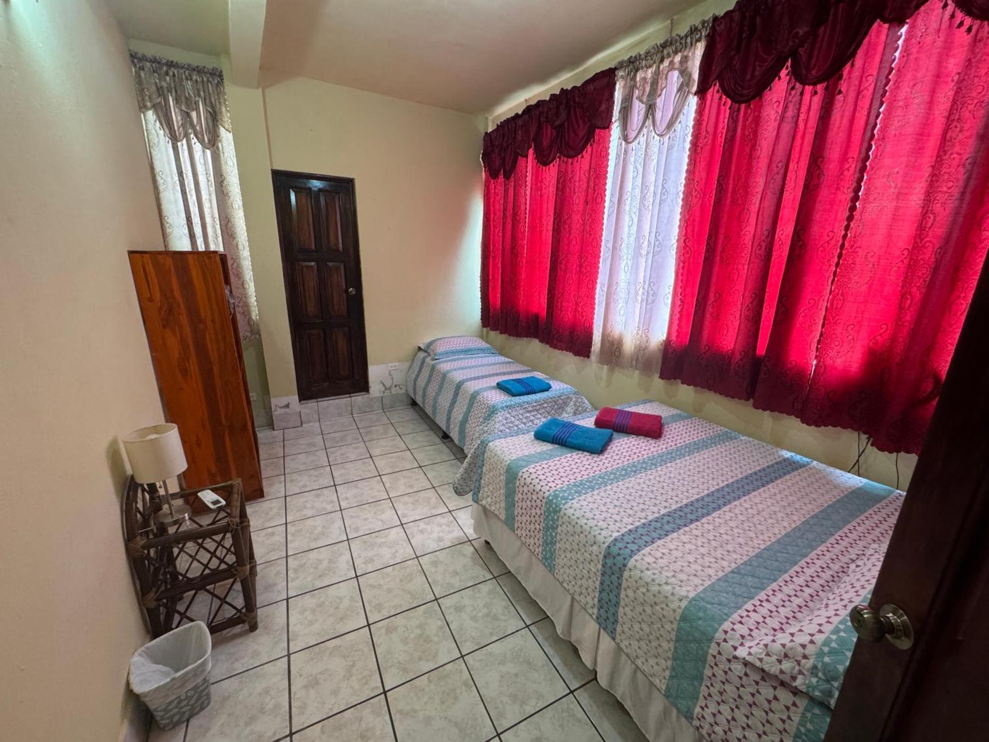 Hostal Los Girasoles By Hostal Inn フローレス エクステリア 写真