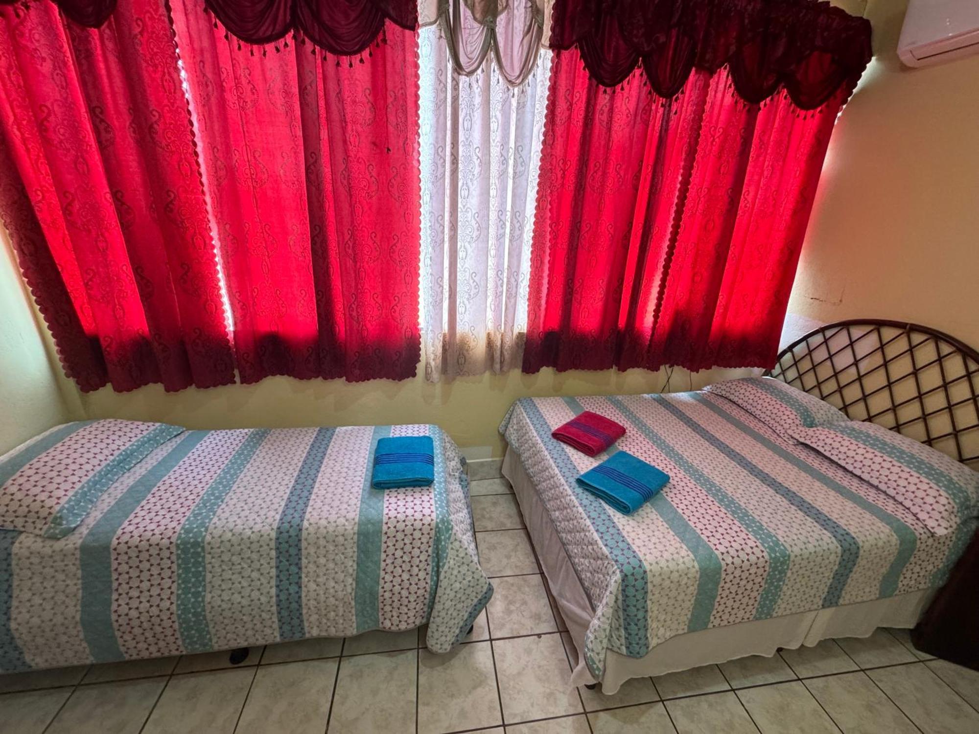Hostal Los Girasoles By Hostal Inn フローレス エクステリア 写真