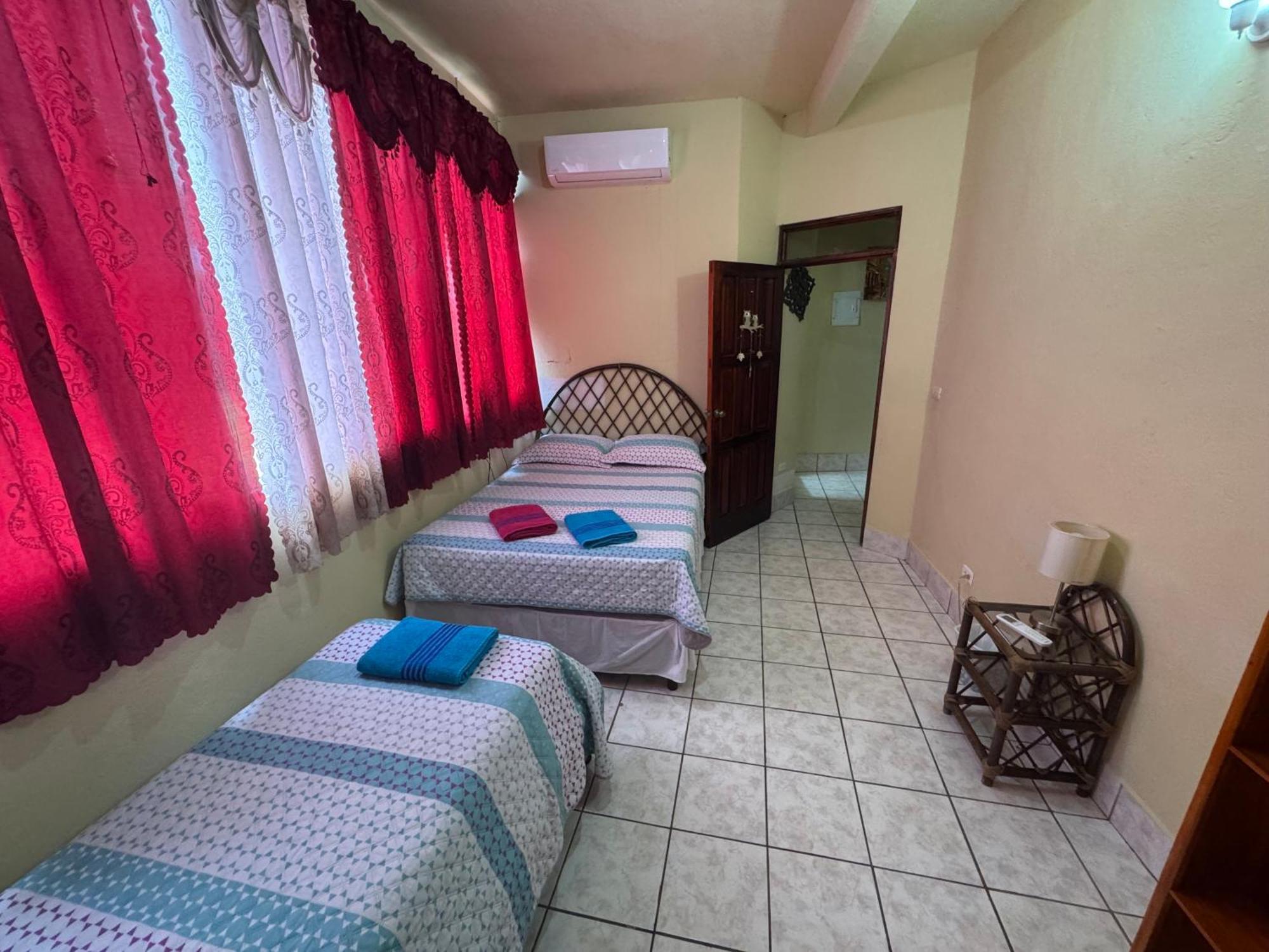 Hostal Los Girasoles By Hostal Inn フローレス エクステリア 写真